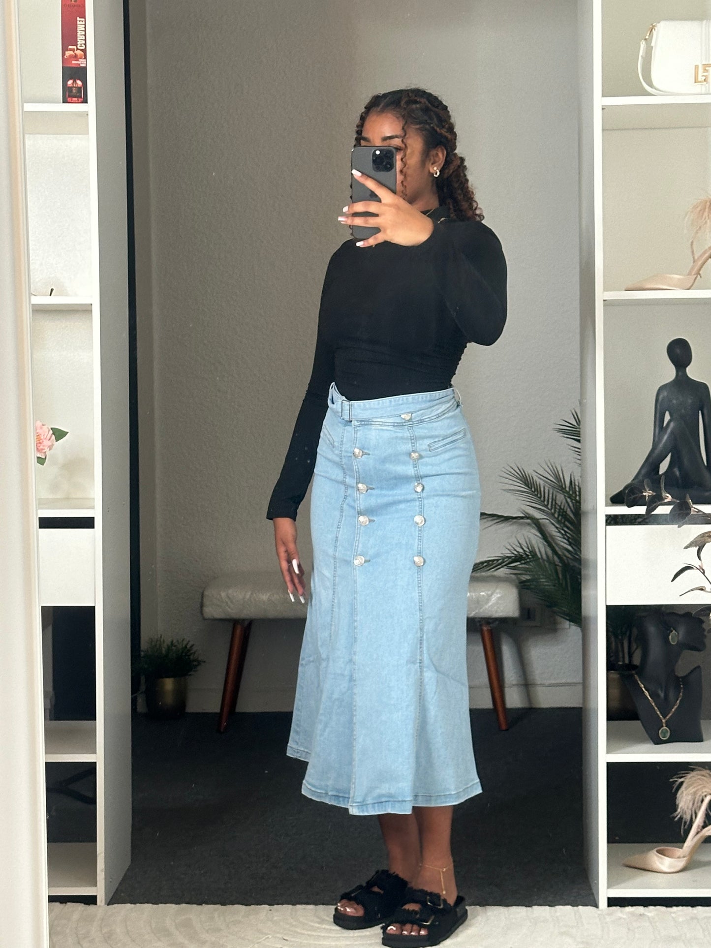 Jupe Denim Clair – Coupe Évasée & Boutons Bijou