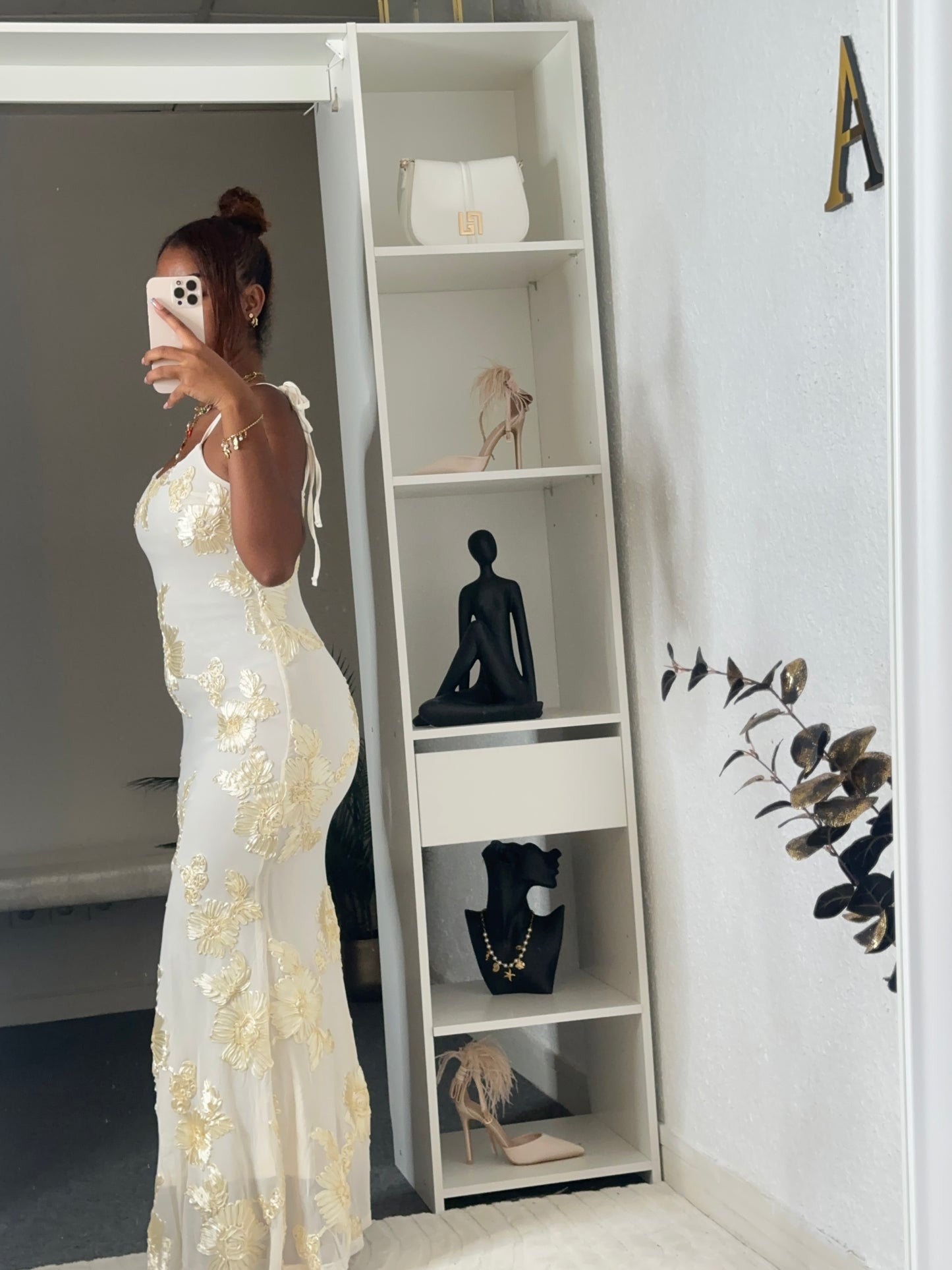 Robe - Longue blanche à fleurs dorées