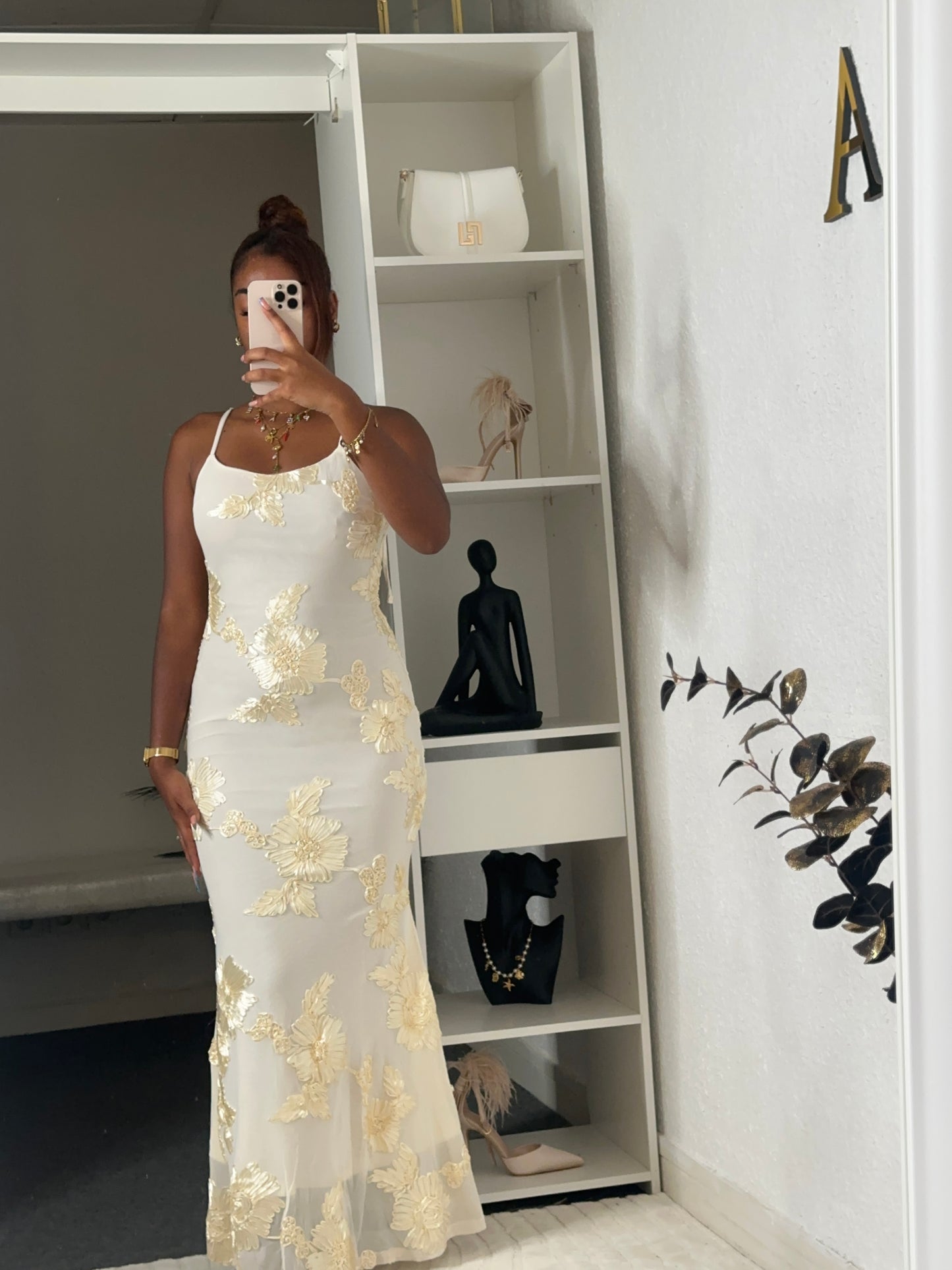 Robe - Longue blanche à fleurs dorées