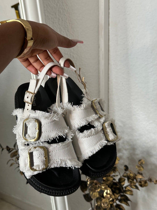 Sandales Frangées – Boucles Dorées & Style Décontracté