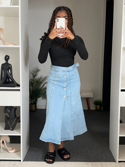 Jupe Denim Clair – Coupe Évasée & Boutons Bijou