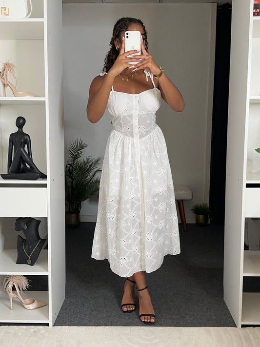 Robe Blanche Brodée – Bretelles Nouées & Coupe Corset